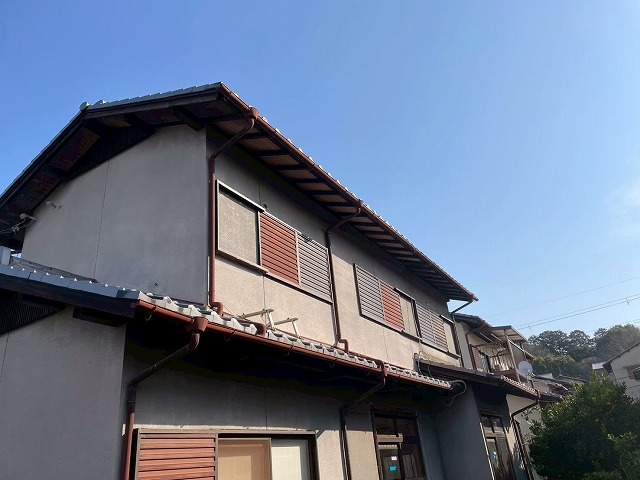 雨樋工事をする築38年の住宅